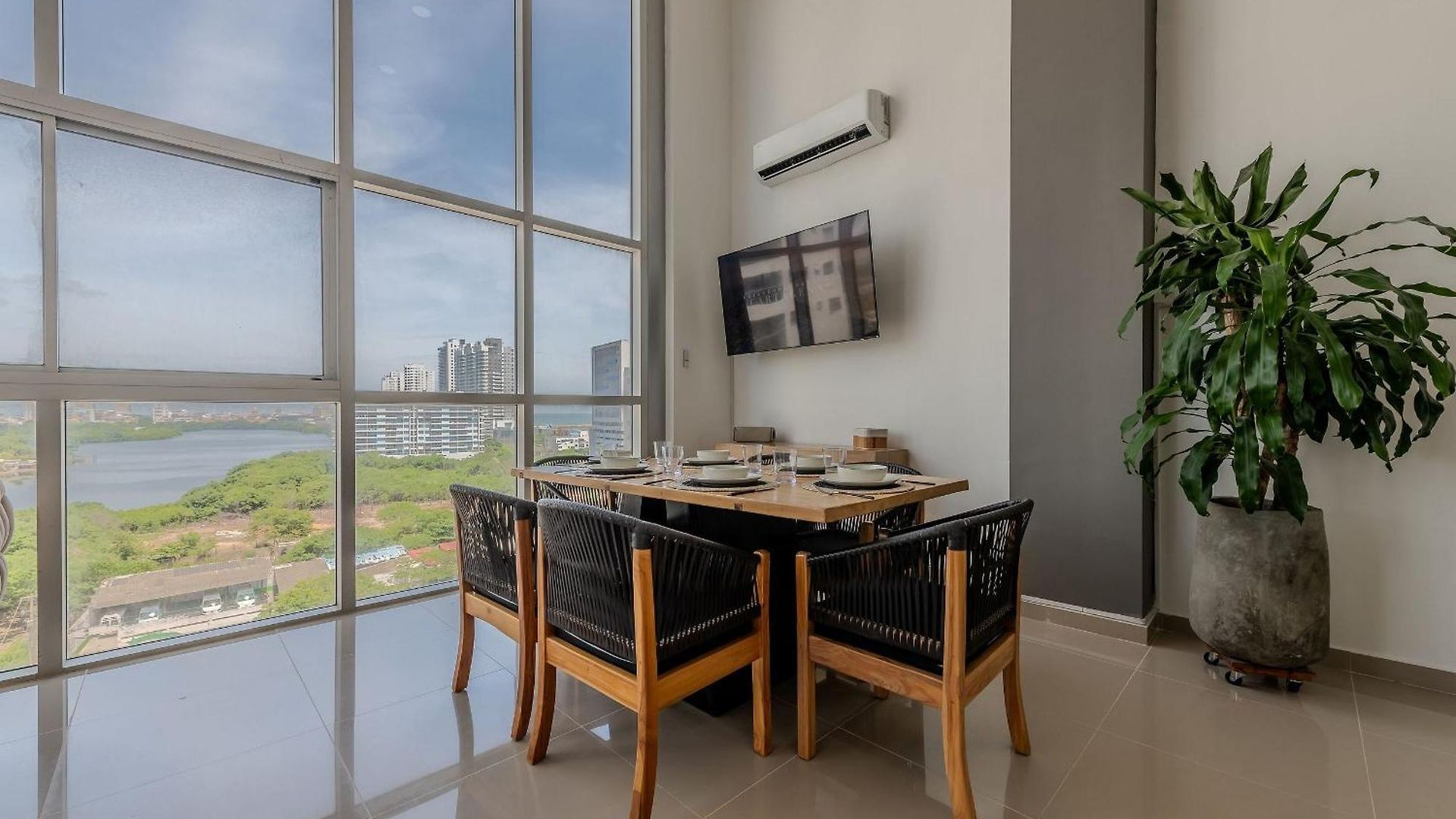 Modern 3br Duplex Apt. Great View And Location