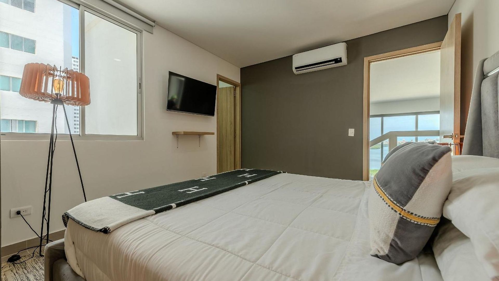 Modern 3br Duplex Apt. Great View And Location *