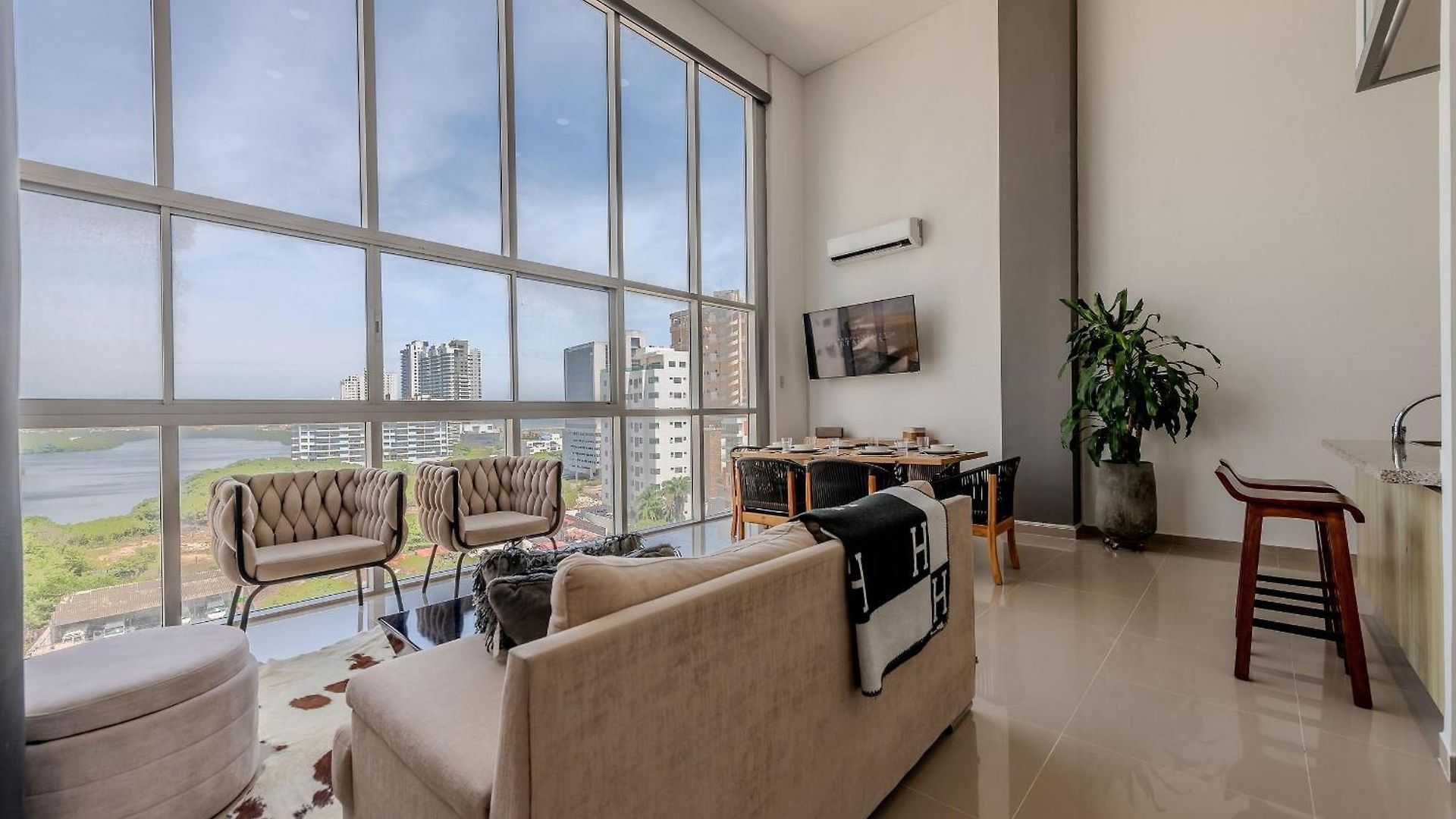 Modern 3br Duplex Apt. Great View And Location *